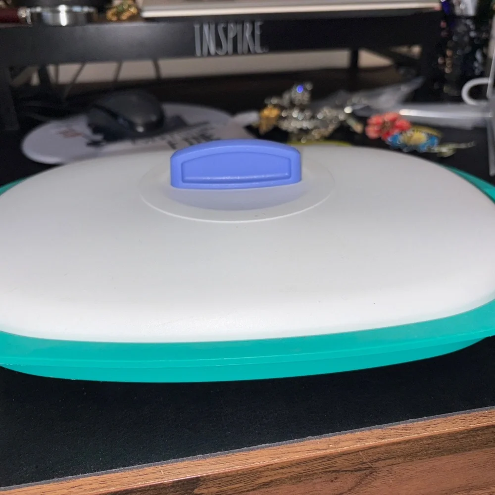 TUPPERWARE Teal Shallow Oval Dish 1 3/4 Cups Lid #3184A-3 & Bottom #3190A-2